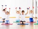 Безопасни упражнения с дъмбели за деца Упражнения с гири за момчета на 10 години